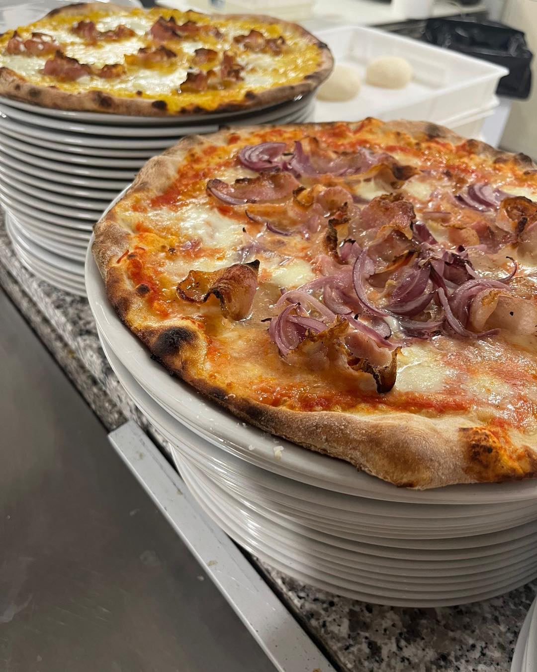 Pizze artigianali appena sfornate