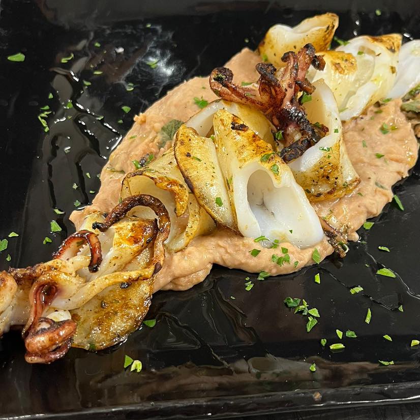 Calamari grigliati su crema di fagioli